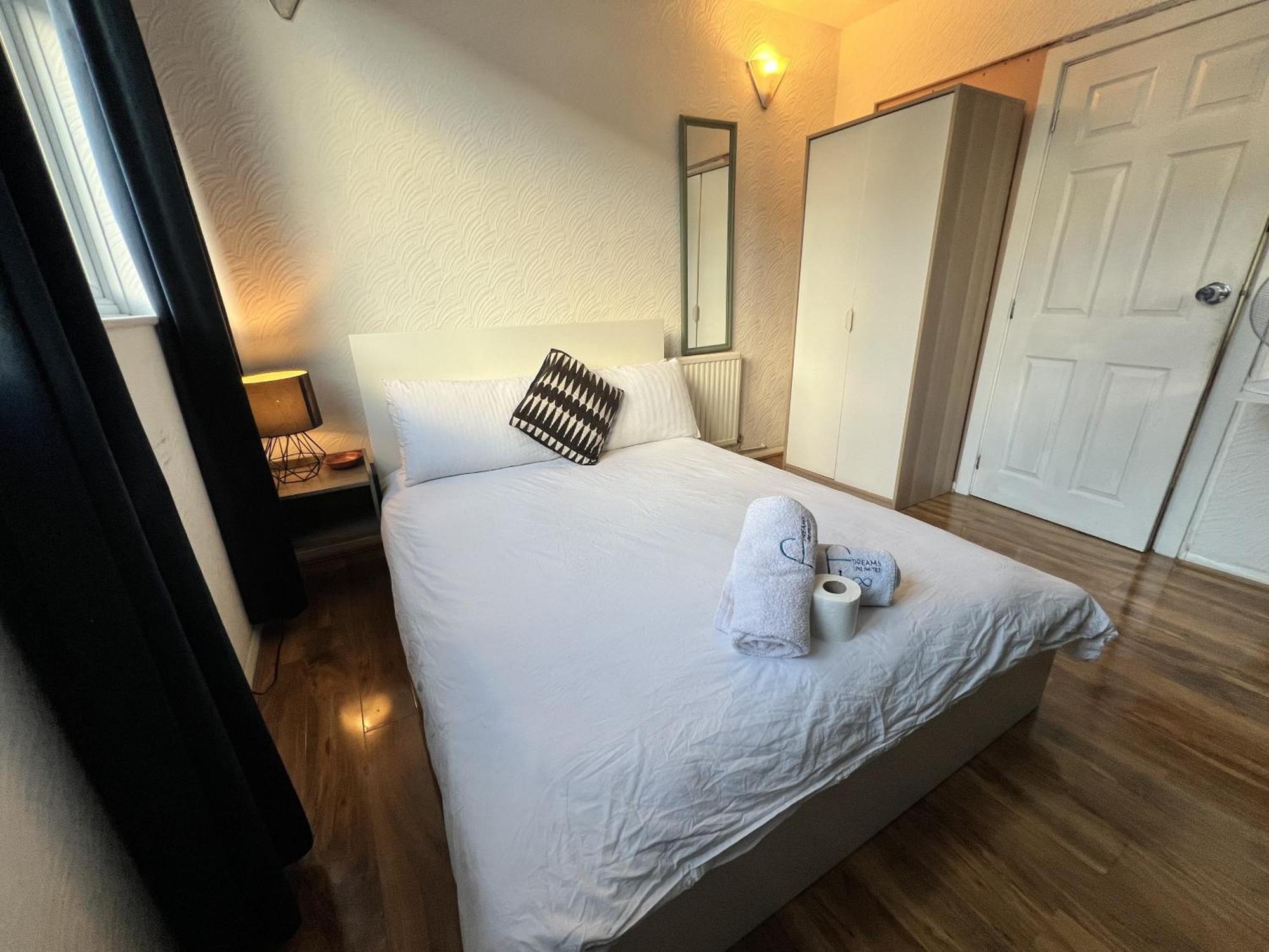 33Sm Dreams Unlimited Serviced Accommodation- Staines - Heathrow 스탠웰 외부 사진